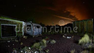 沙漠废弃屋在夜间的时间流逝-4K